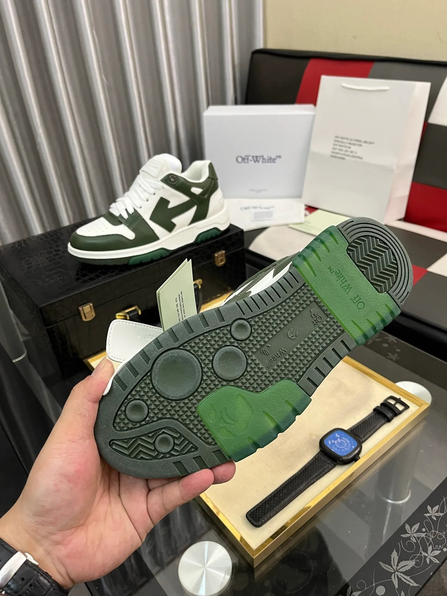 Men's shoes 💰600⌚️⌚️ OFF-White C/O VirGil Abloh fashionable and versatile casual shoes. Exclusive first release of the new model. Made of environmentally friendly cowhide leather and mesh fabric upper material. The insole is embedded with foam cushioning EVA material. The correct midsole is equipped with EVA lightweight cushioning. External tooth nail rubber outsole. The correct accessories can be customized simultaneously. Women's model: 35-40 Men's model: 39-45